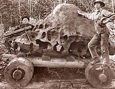 The Willamette Meteorite in the process of being stolen, in 1905.